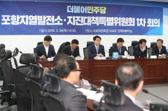 조정식 민주당 정책위의장이 28일 국회 의원회관에서 열린 민주당 포항지열발전소·지진대책특별위원회 1차 회의에서 발언하고 있다. 연합뉴스